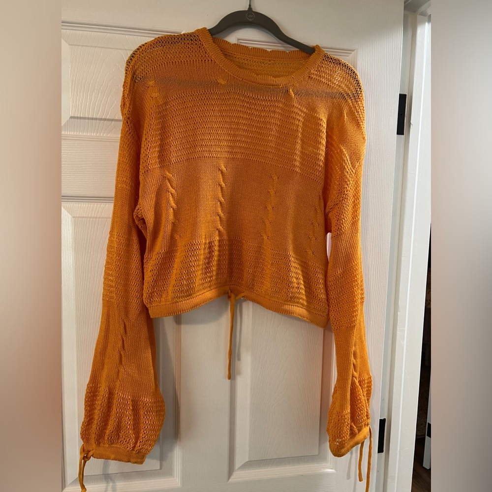 Size M cropped sweater